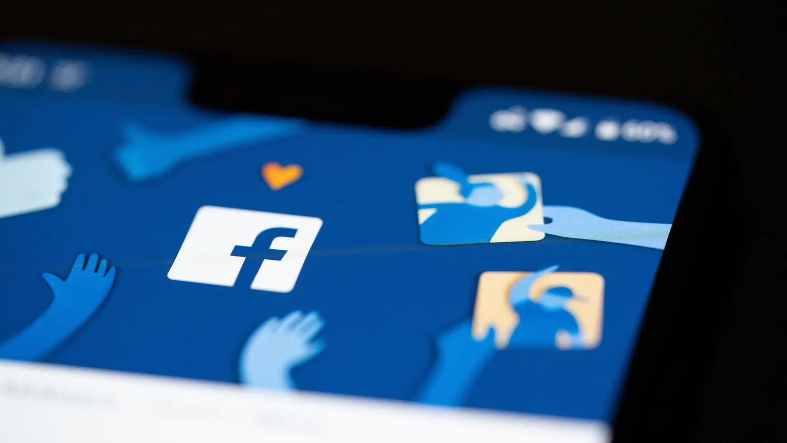 Pantalla de un teléfono con la aplicación de Facebook abierta y su logotipo azul