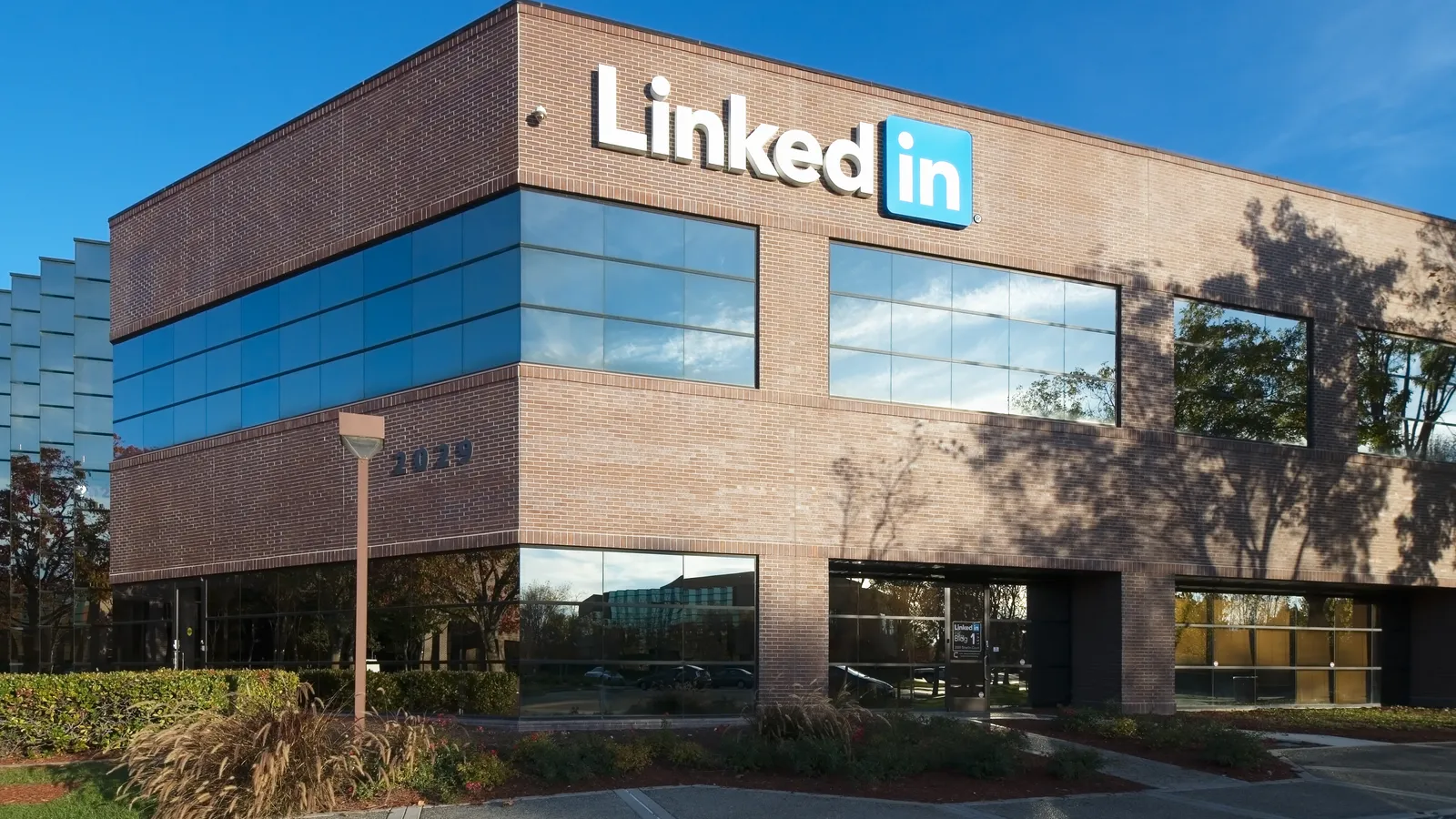 Edificio de oficinas de LinkedIn en Mountain View con el logotipo de la empresa en la fachada