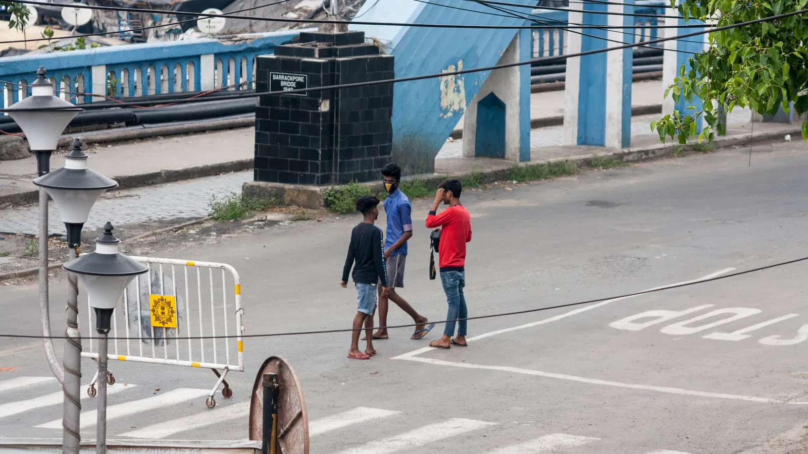 Jóvenes en una calle grabando un video para TikTok con un teléfono