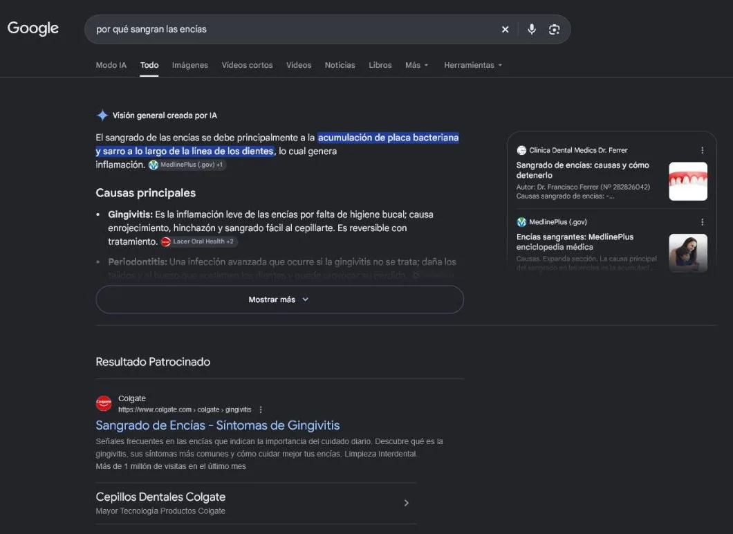 Resultados de Google para por qué sangran las encías con una visión general creada por IA que cita a MedlinePlus y un resultado patrocinado de Colgate debajo