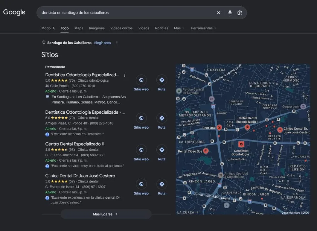 Resultados de Google para dentista en Santiago de los Caballeros con un mapa y cuatro clínicas con teléfono, horario y botones de ruta