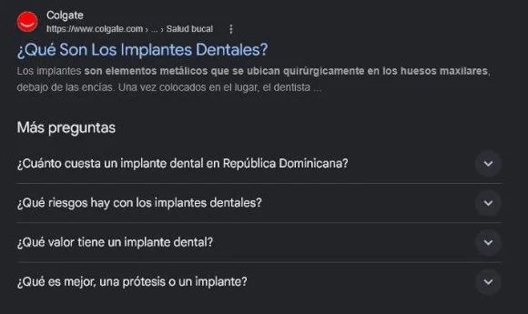 Bloque Más preguntas de Google para implantes dentales con cuatro preguntas, la primera sobre cuánto cuesta un implante dental en República Dominicana